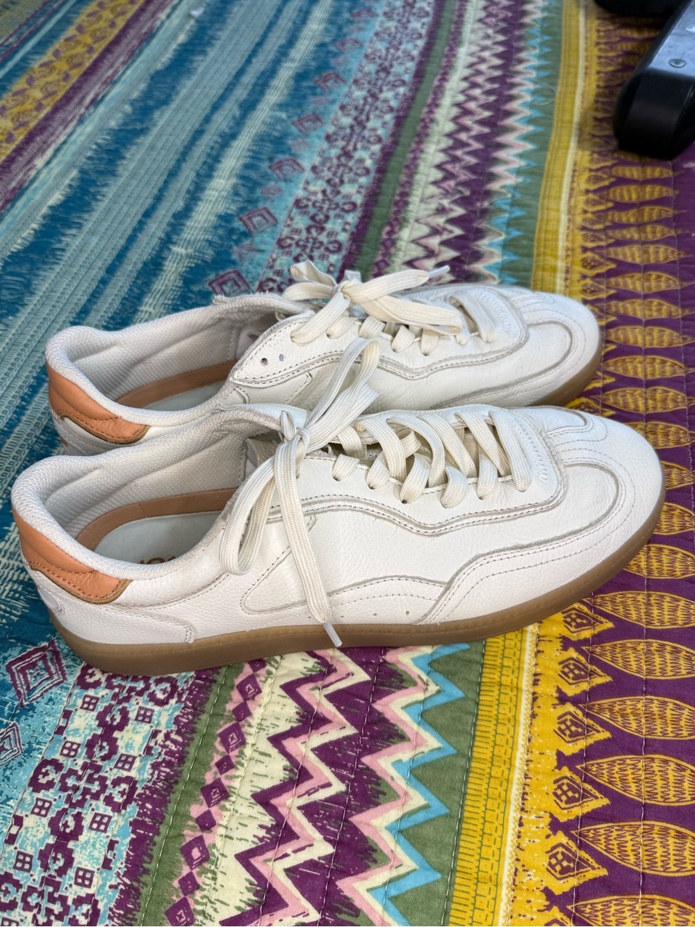 Hoff Men’s size 10 White Beige Sneakers